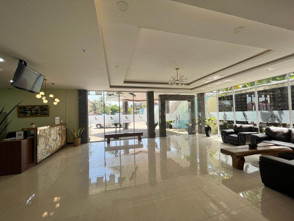 T Hotel Kualanamu Lubukpakam Εξωτερικό φωτογραφία